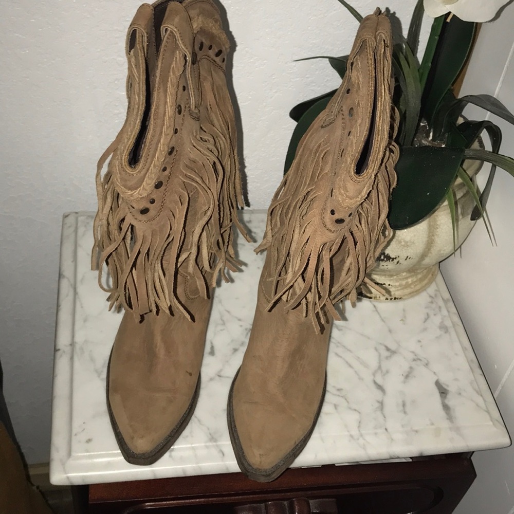 I’m selling a pair of brown cowgirl boots.